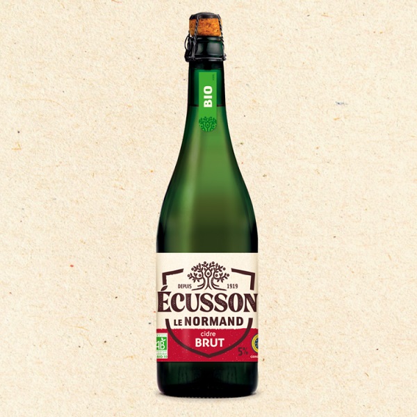 Ecusson Cidre Brut in a green bottle with a white and red label and black text.